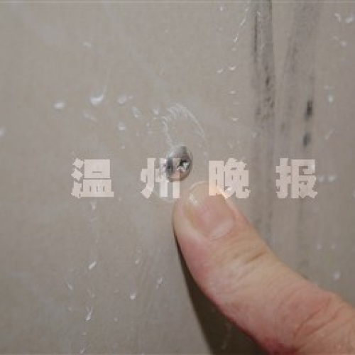 雷人修补术：瓷砖脱落用螺丝钉牢！