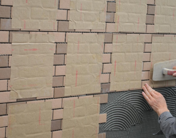 外墙纸面瓷砖粘贴填缝一体化施工