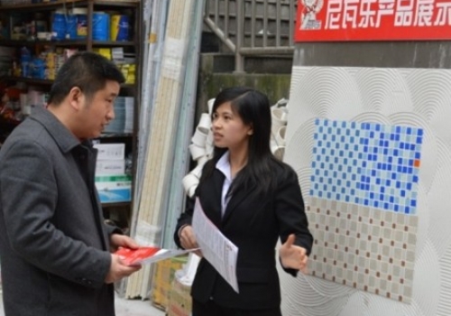 尼瓦乐员工与顾客愉快交流