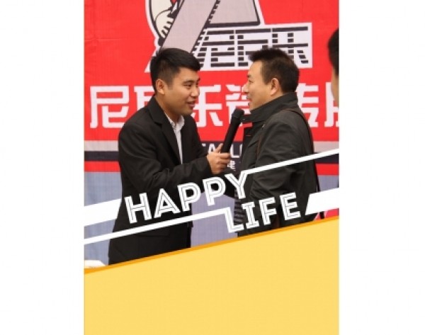 尼瓦乐奔力建材城活动现场